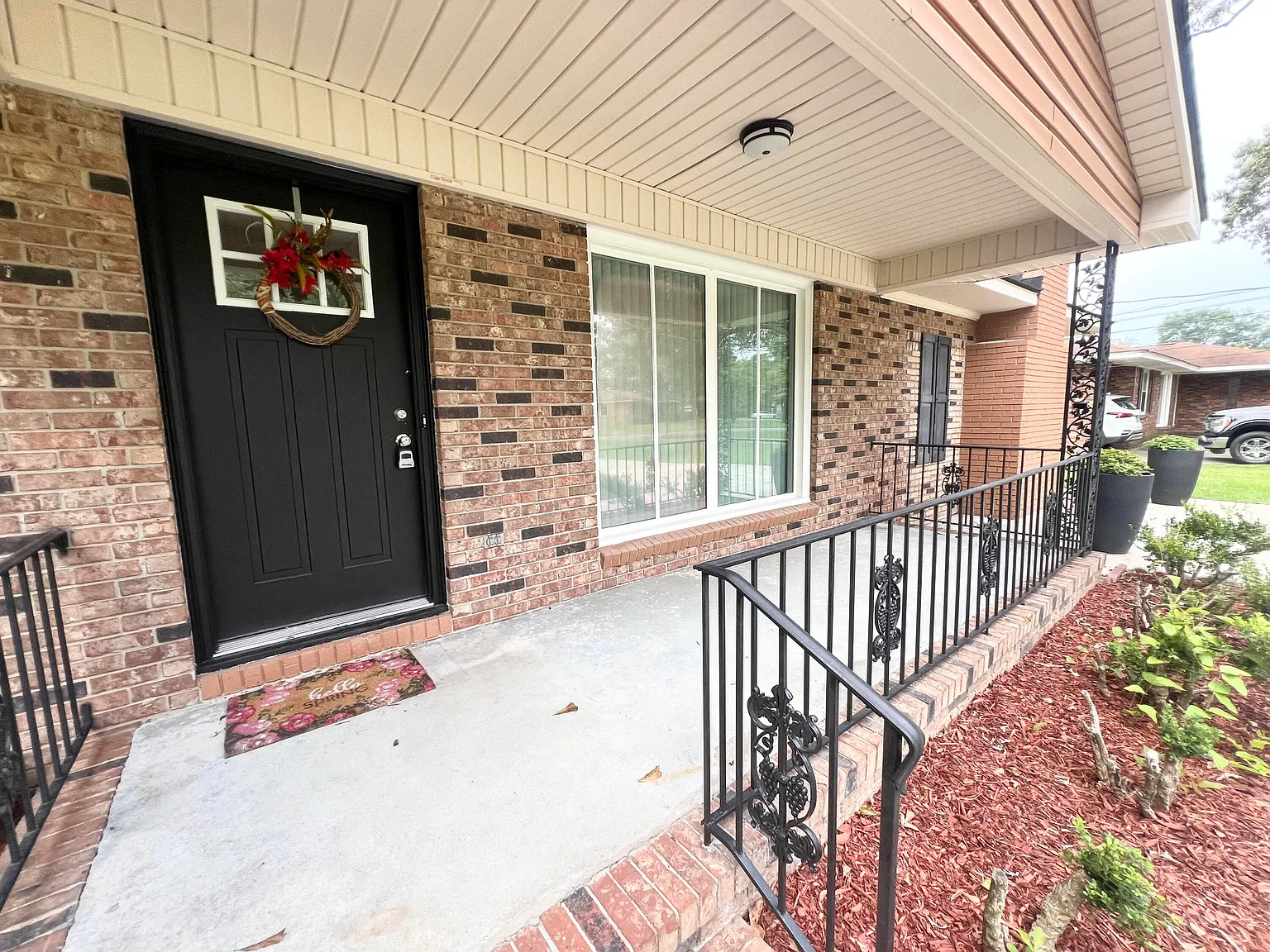 3 bed, 2.0 bath, 1900 sqft, $2,500 — Photo 2