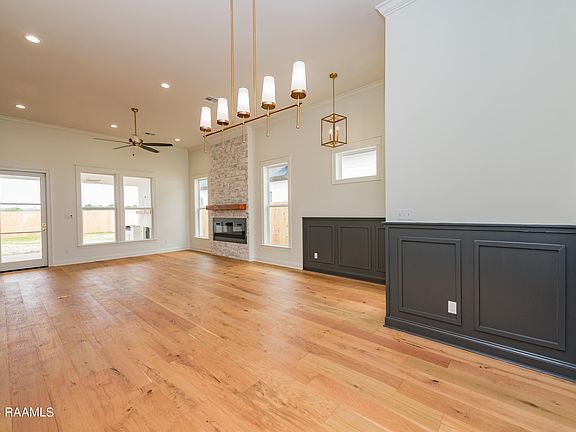 4th image of 204 Alexander Palm Ave