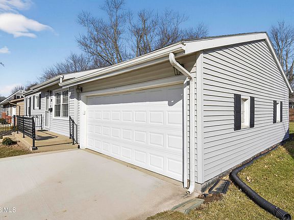 3rd image of 400 Rosewood Ave