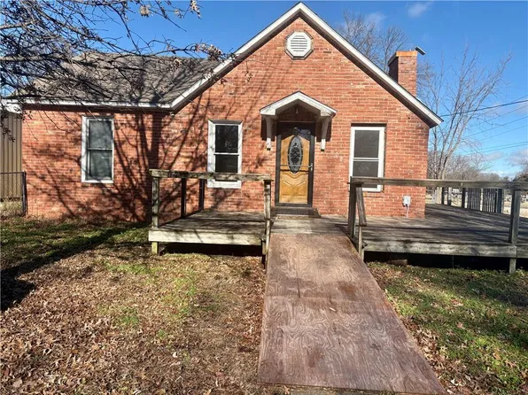 420 E 12th St, Chanute, KS 66720