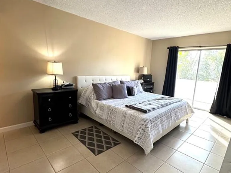 4906 Victoria Dr #108 — Photo 7
