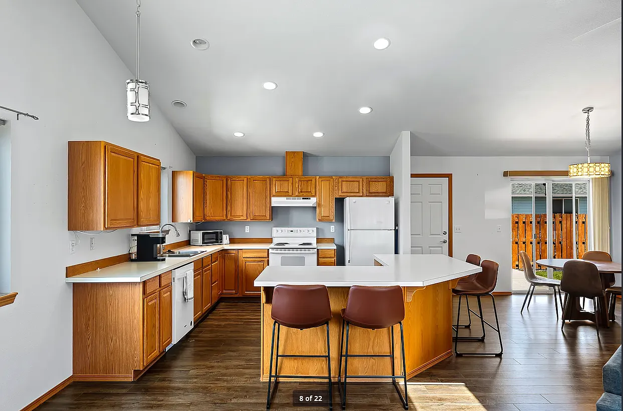 3 bed, 1388 sqft, $1,900 — Photo 3