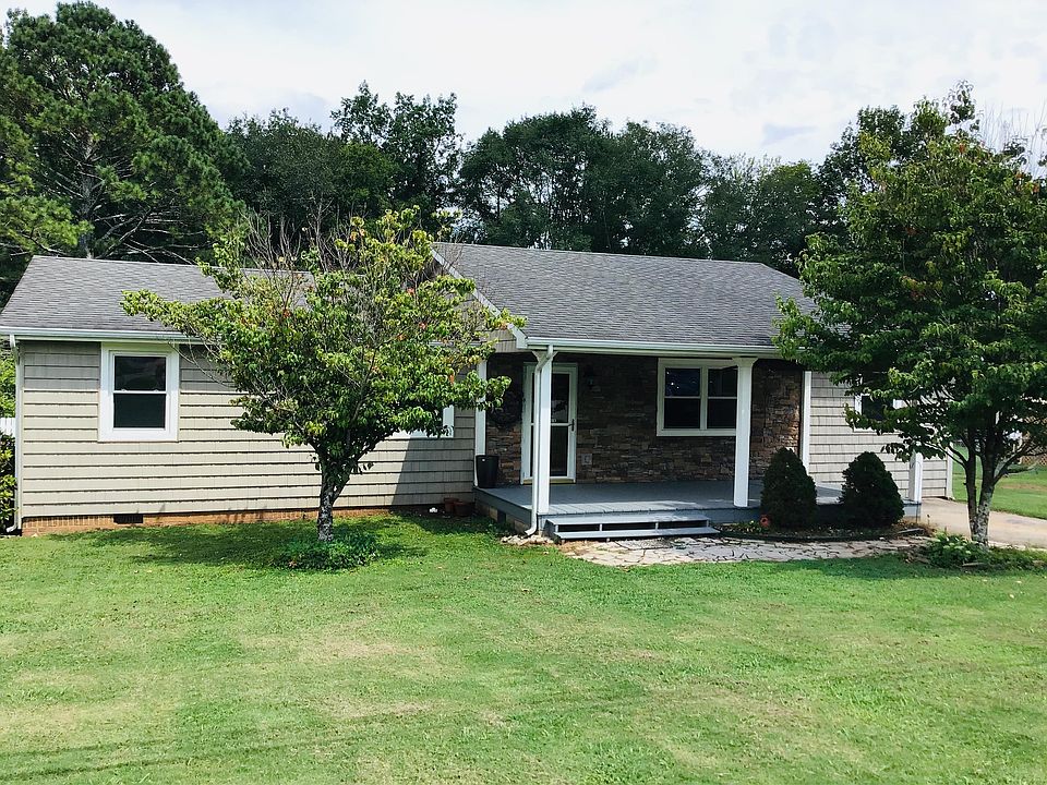 Front yard view of the ranch style home.