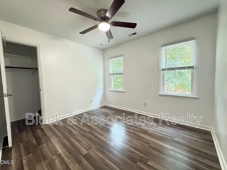 401 Holly Berry Ln — Photo 26