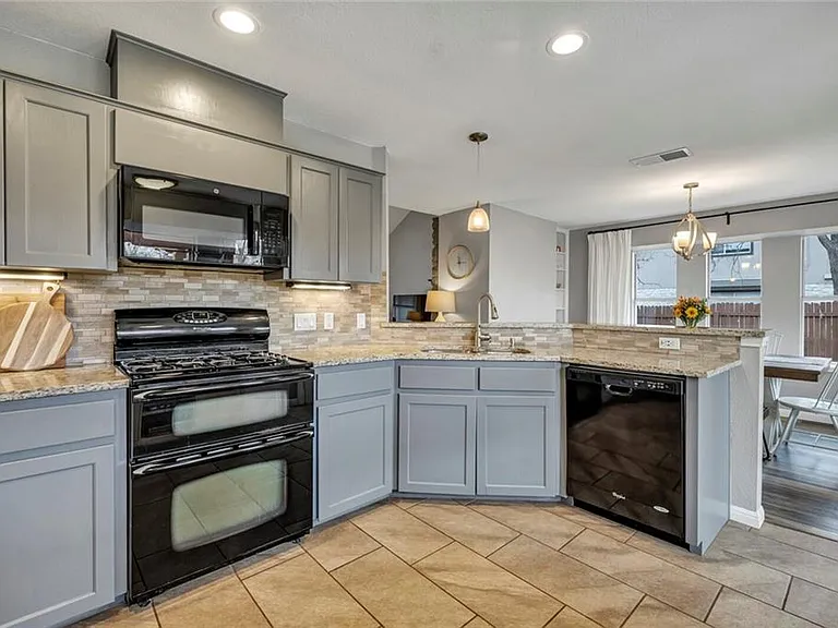 1808 Sylvia Ln — Photo 6