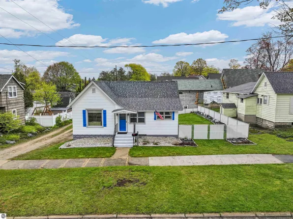 208 Blodgett St, Cadillac, MI 49601