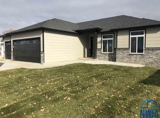 194 N Canterbury Ln, North Sioux City, SD 57049