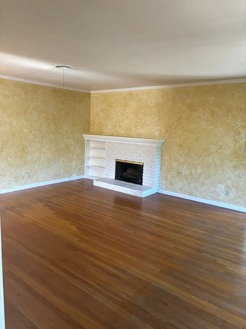 3 B/R 2 Ba Charming House Available Now!! — Photo 4