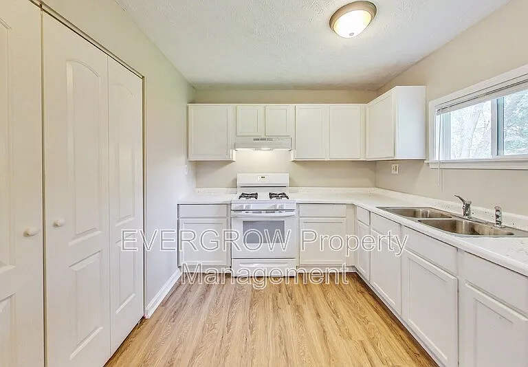 3962 Strathmore Dr — Photo 10