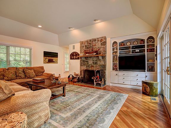 5th image of 10 Beechwood Ct