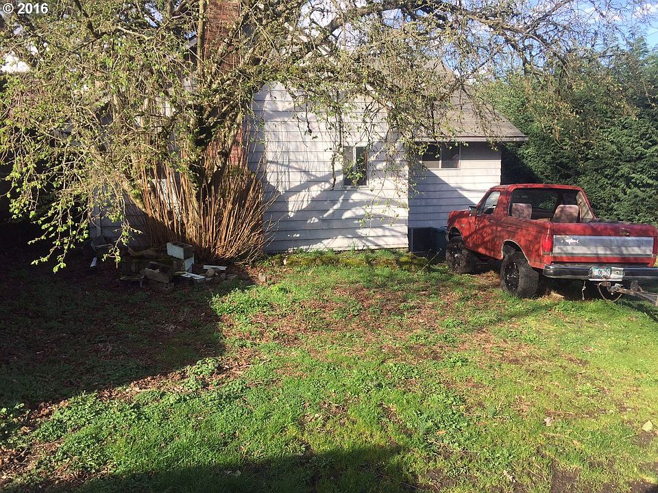 2nd image of 1624 SE Insley St