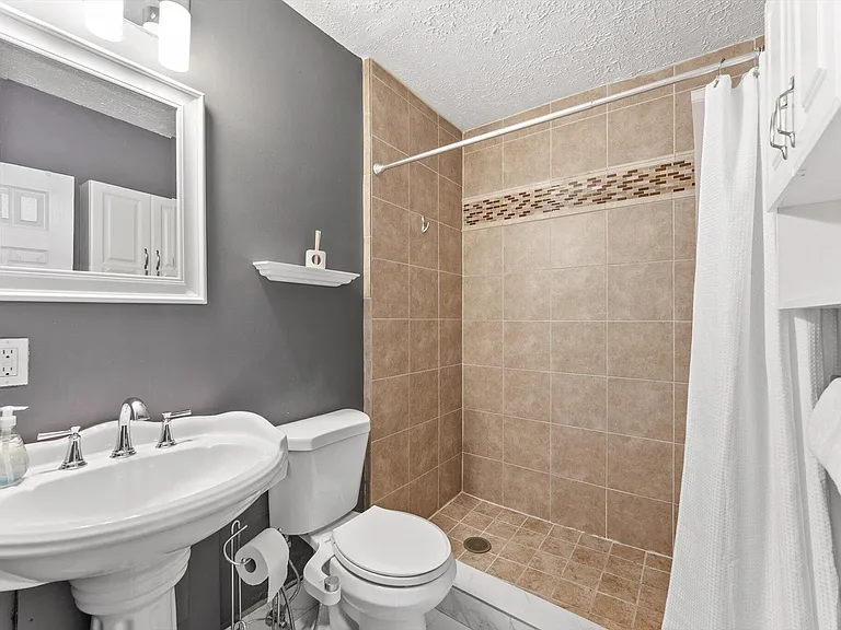 728 NE 9th Ave — Photo 24