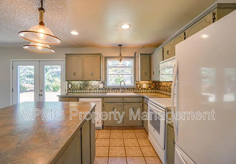 12014 NE 16th St — Photo 10