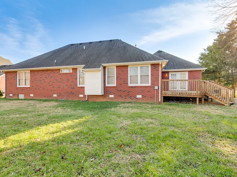 131 Savannah Ridge Dr — Photo 2