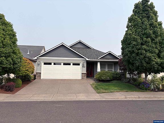 2nd image of 710 SE Saint Andrews Ln