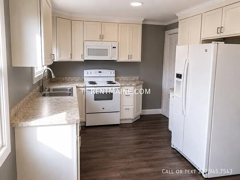 676 College Ave — Photo 3