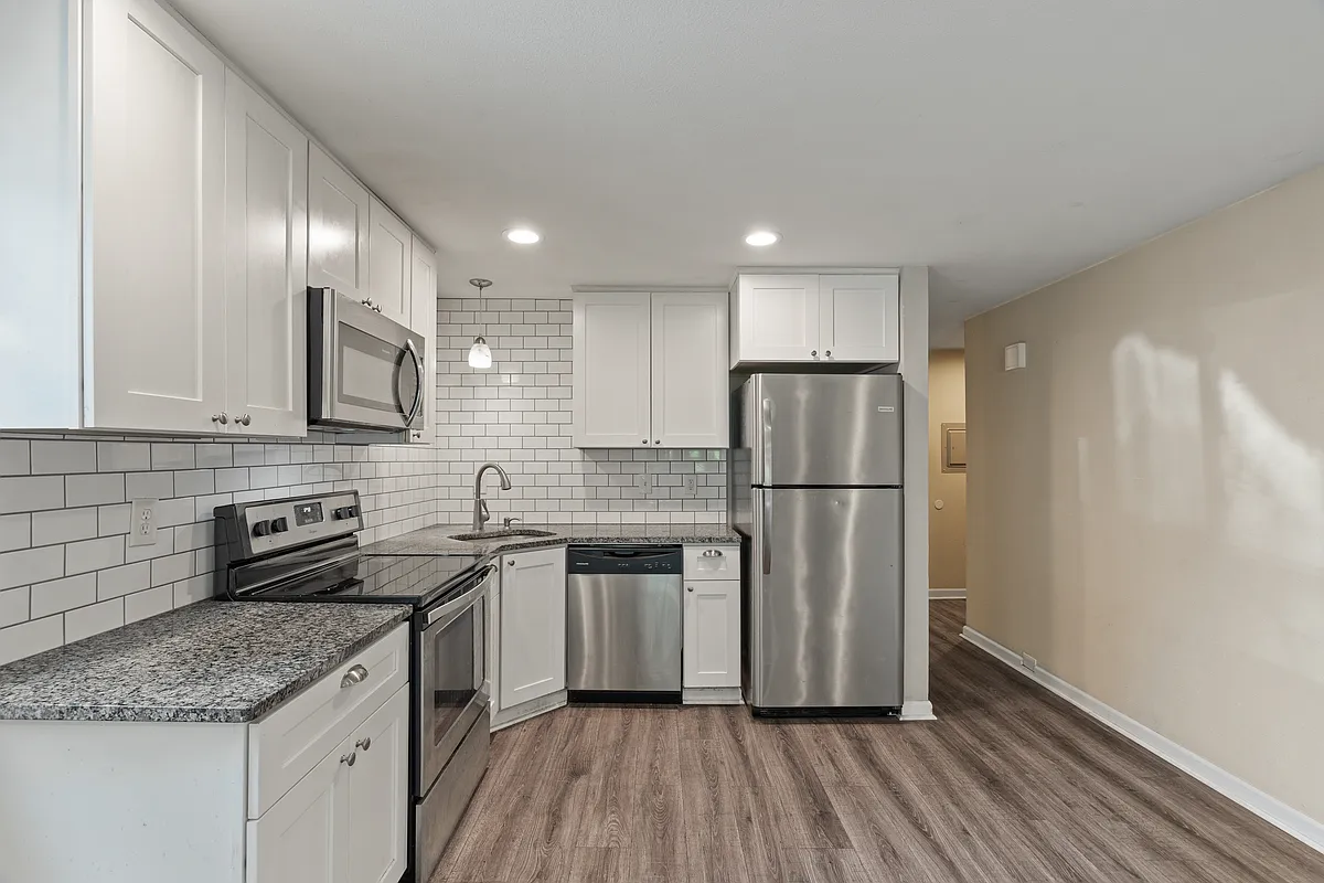 Building Photo - 29 E 6th Ave #202
