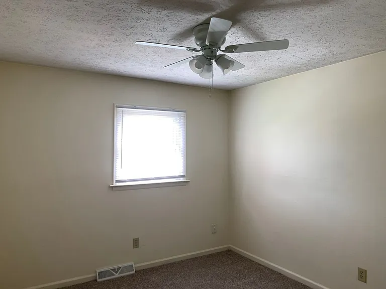 127 Holmes Cir — Photo 8