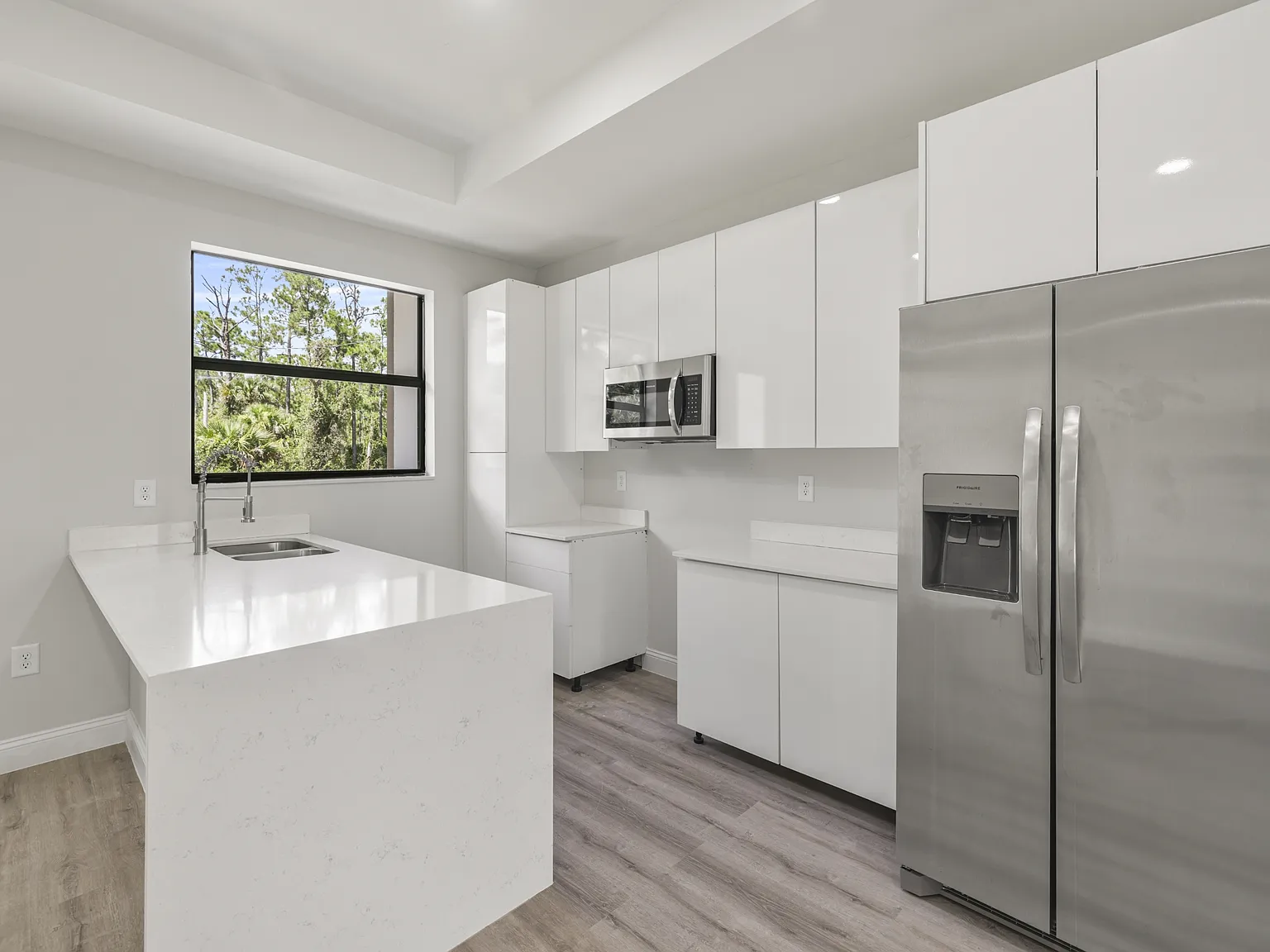 934 Binkley Street East - 1 — Photo 4