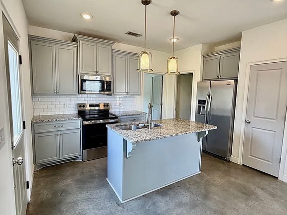4th image of 409 Live Oak St #103