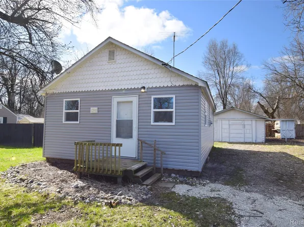 2390 E Boatfield Ave, Burton, MI 48529