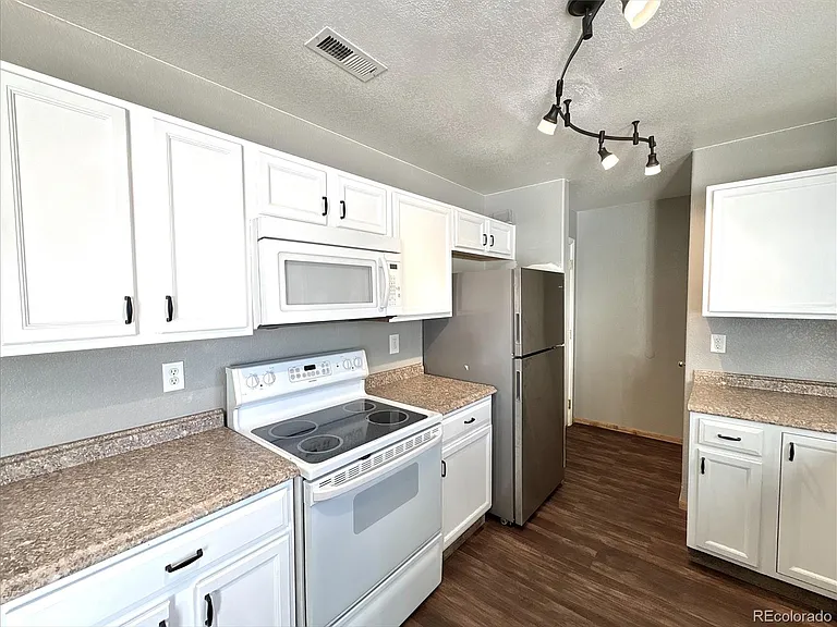 2234 Meadowlark Ln — Photo 3