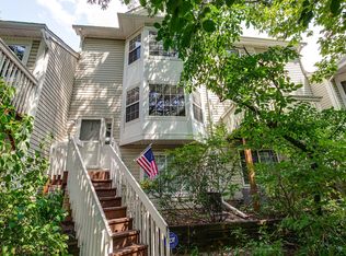 326 W Treehouse Ln, Round Lake, IL 60073