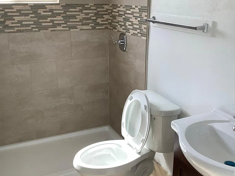 1014 S Trinity St — Photo 16