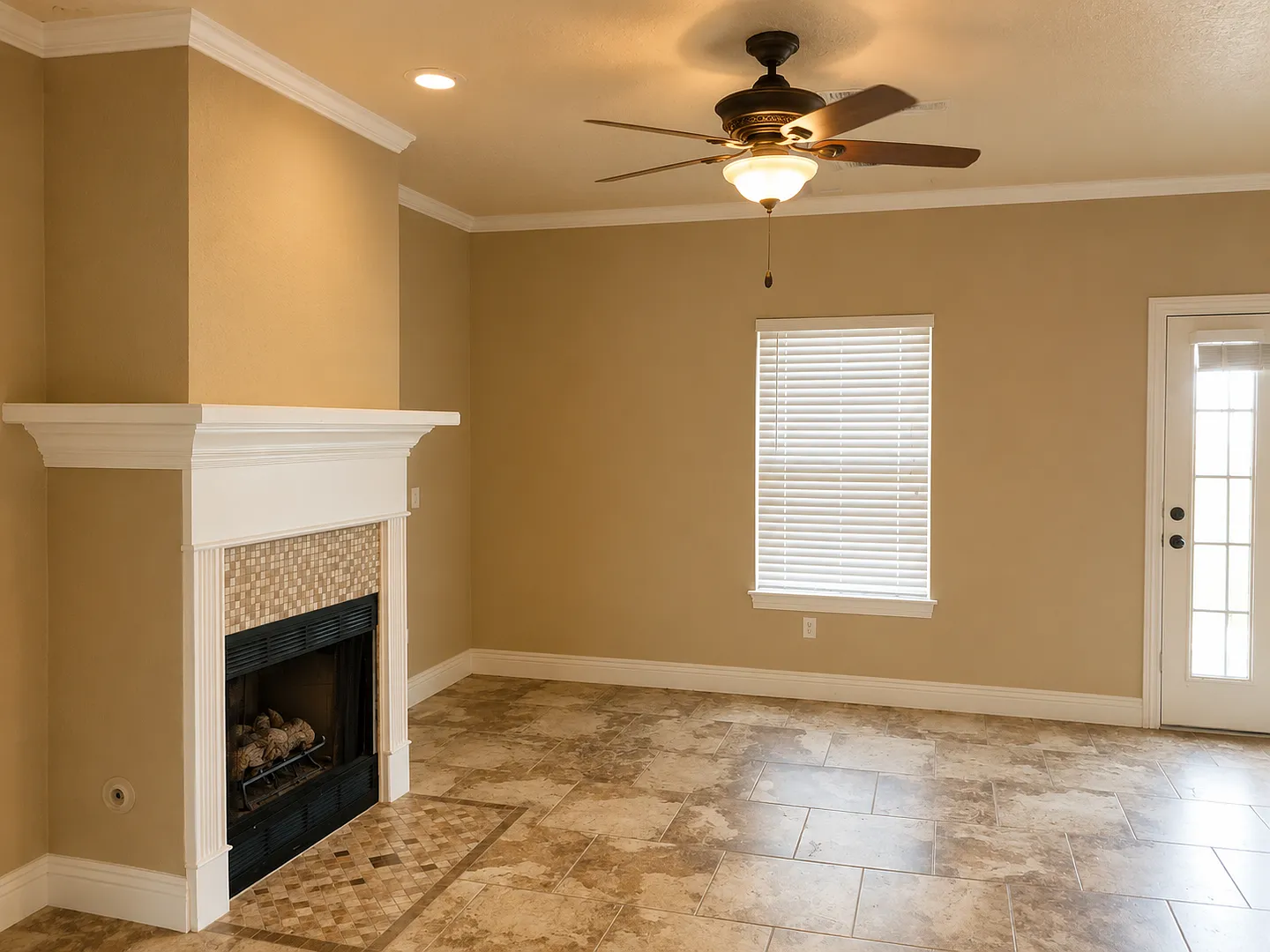 Beautiful 3 Bed 2.5 Bath Townhouse W/ Privacy Fence and One Car Garage Very Close to U of A Campus! — Photo 4