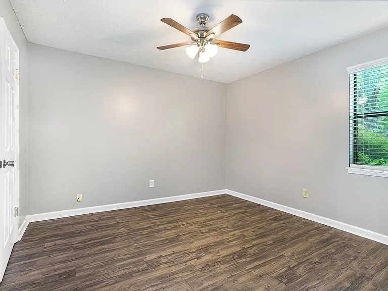 104 Oak Park Ct — Photo 31