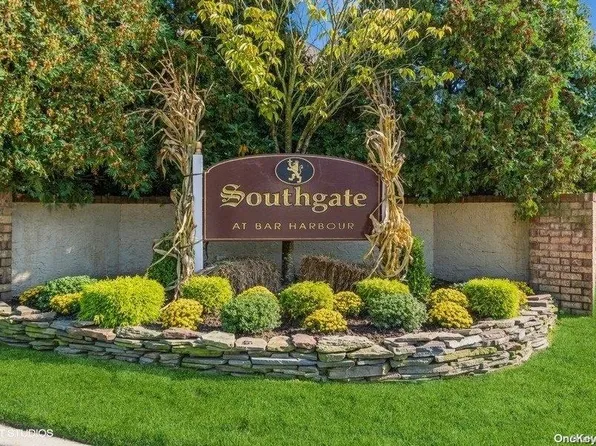92 Southgate Circle #92, Massapequa Park, NY 11762