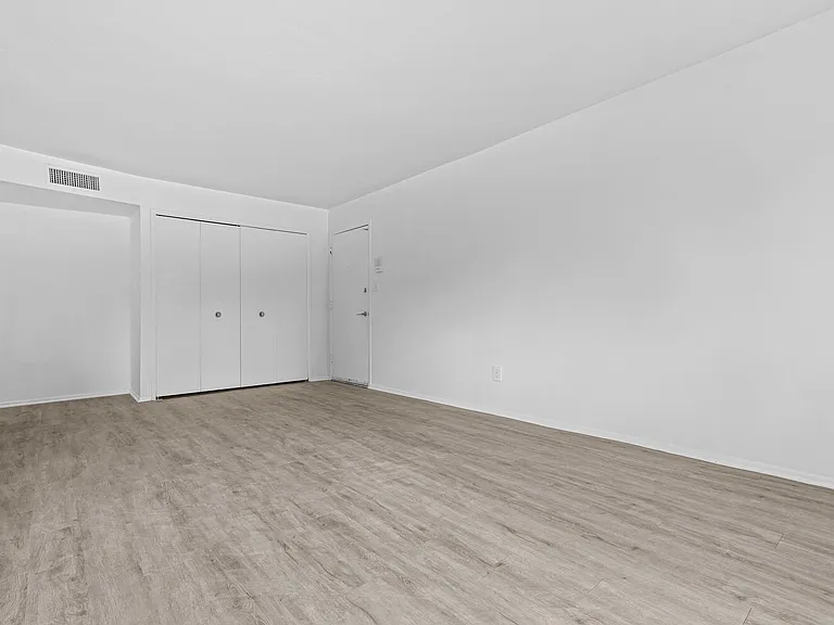 Carriage Park Apartments - Dearborn Heights, MI — Photo 13
