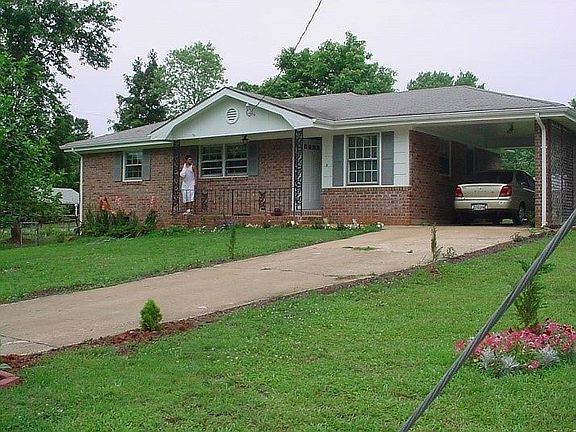 2nd image of 1901 Heathridge Ct SE