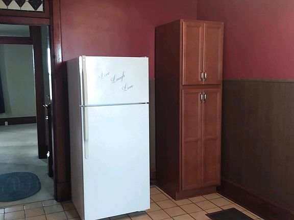 KITCHN HAS REFRIGERATOR