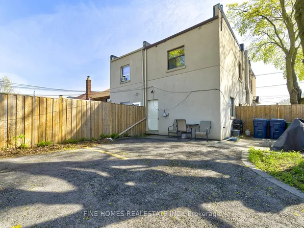 1762 Keele St #5, Toronto, ON M6M 3X1