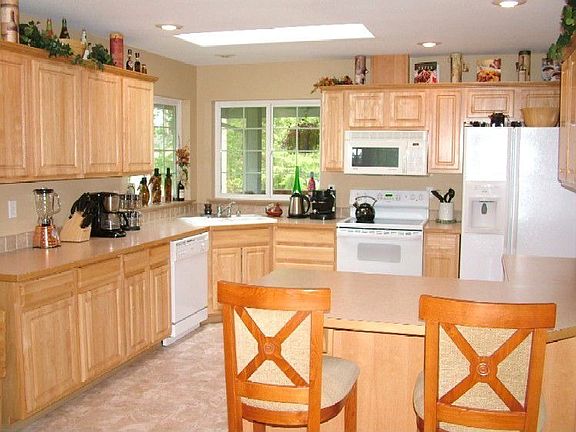 Light & bright kitchen w/ all appliances
