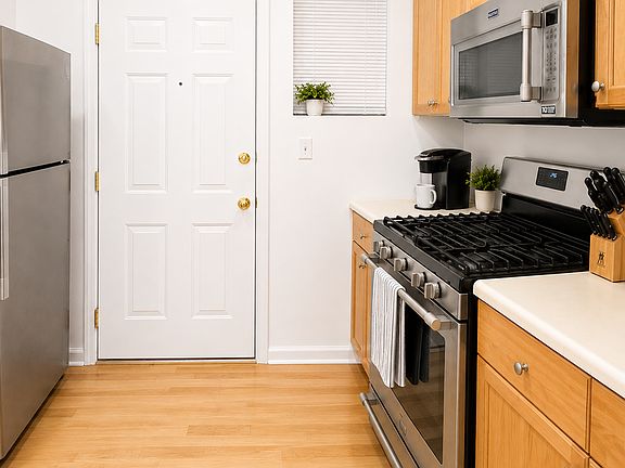 3rd image of 677 W Wrightwood Ave #6855-1E