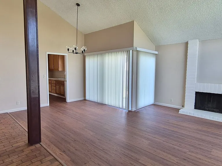 1121 Swallow Ln — Photo 2