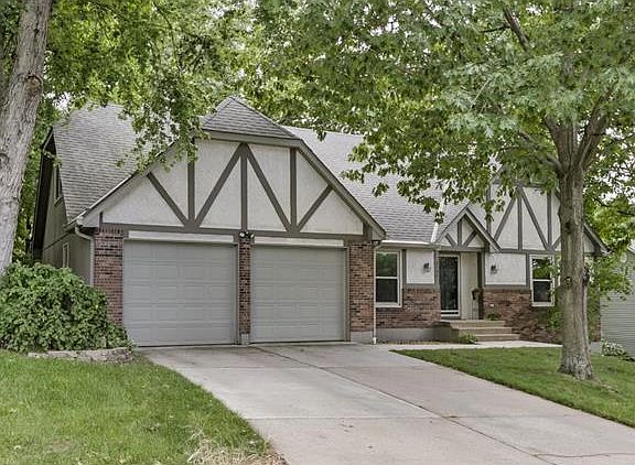 2nd image of 2104 SW Waterford Pl