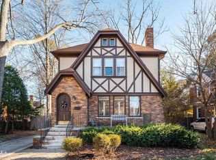 976 Lakepointe St, Grosse Pointe, MI 48230