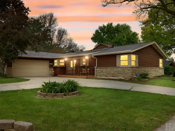 106 Sherwood Dr, Cary, IL 60013