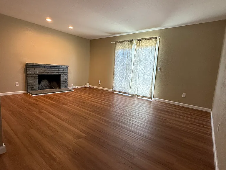 2041 Robin Dr — Photo 3