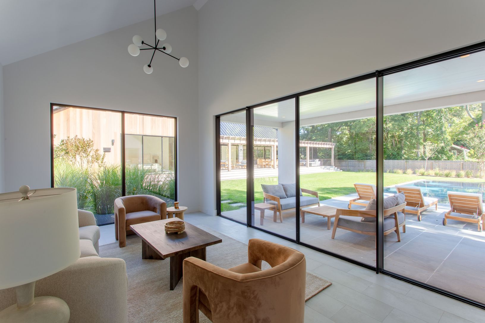  Cottage has living room overlooking pool full furnished 