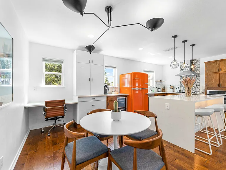 Oak Knoll Dr — Photo 11