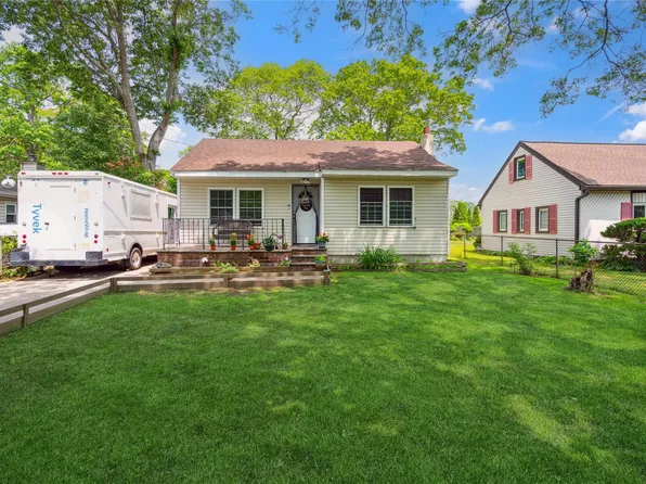 35 Laurel Lane, Shirley, NY 11967