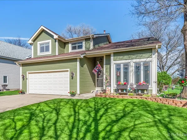 1097 Amberwood Dr, Crystal Lake, IL 60014