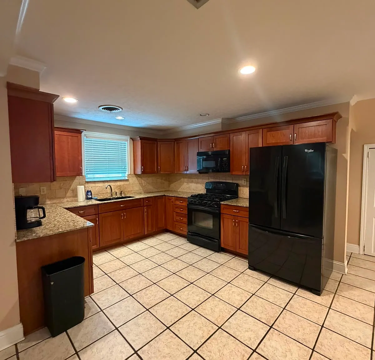 4 bed, 2205 sqft, $5,000 — Photo 2