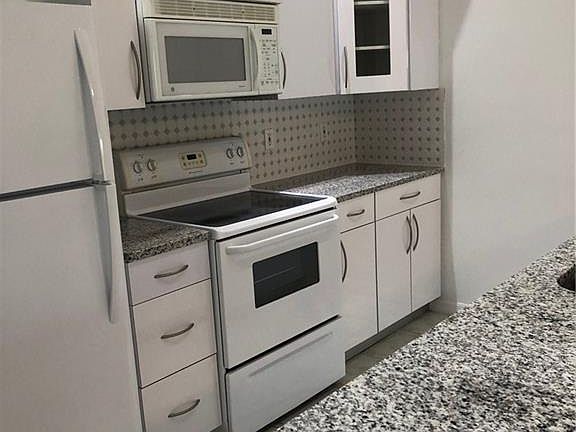 3rd image of 607/609 SE 13th St