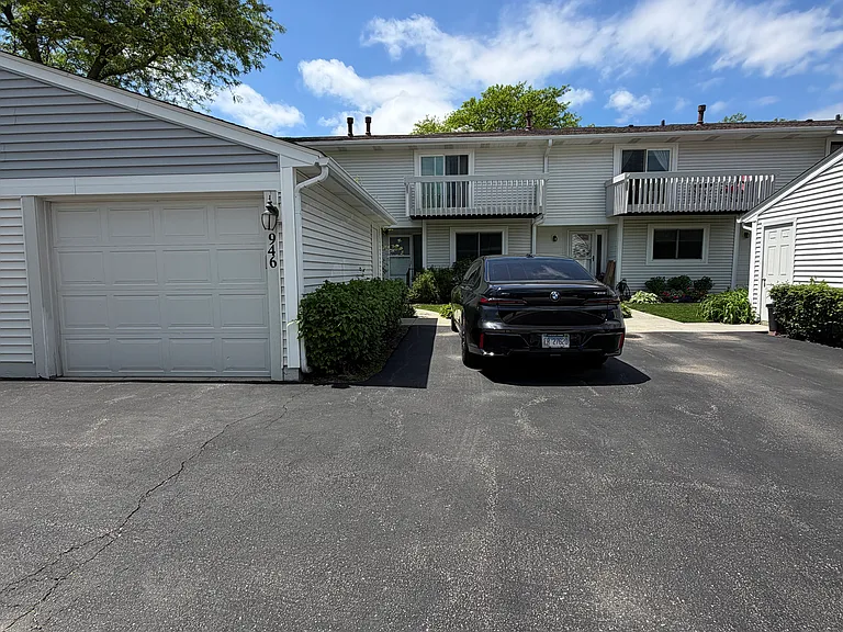 946 Princeton Ct — Photo 1