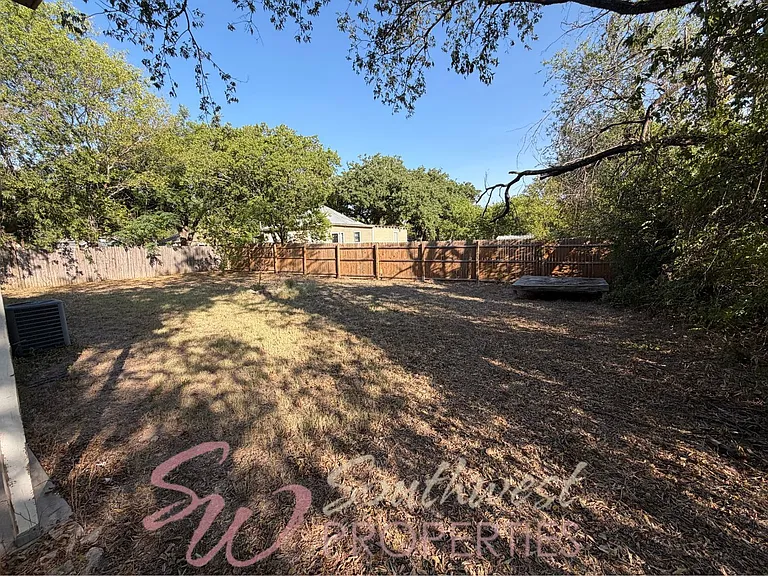 979 W Pecan St — Photo 25